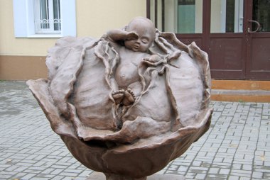 Tomsk, Rusya-Ekim 09, 2016: Doğum Hastanesi önünde bir lahana bir bebek heykeli