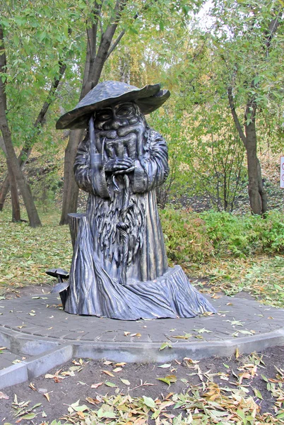 TOMSK, RUSIA - 09 DE OCTUBRE DE 2016: Estatua de un viejo hongo como anciano en el callejón de los Cerveceros — Foto de Stock