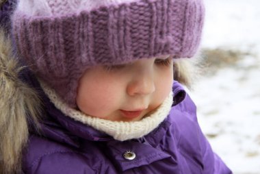 Çocuk leylak kış giysileri aşağı bakıyor