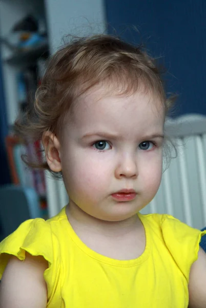 一个穿着黄色衬衫的可爱卷发小女孩的肖像 — 图库照片