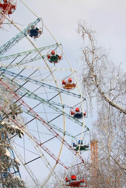 OMSK, RUSSIA. Ferris wheel in winter amusement park — Stock Photo, Image