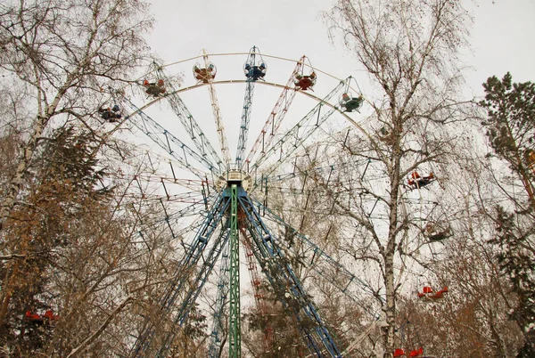 Omsk, Rusland. Reuzenrad in winter amusement park Rechtenvrije Stockafbeeldingen