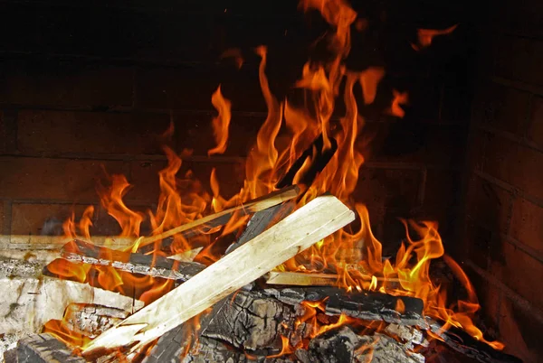 Şöminede yangın var.