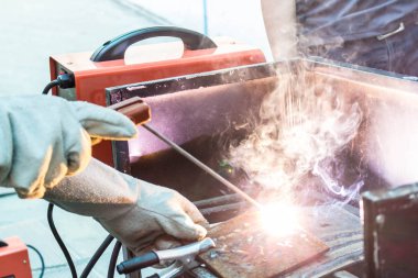 işçi kaynak metali