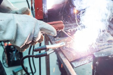 işçi kaynak metali