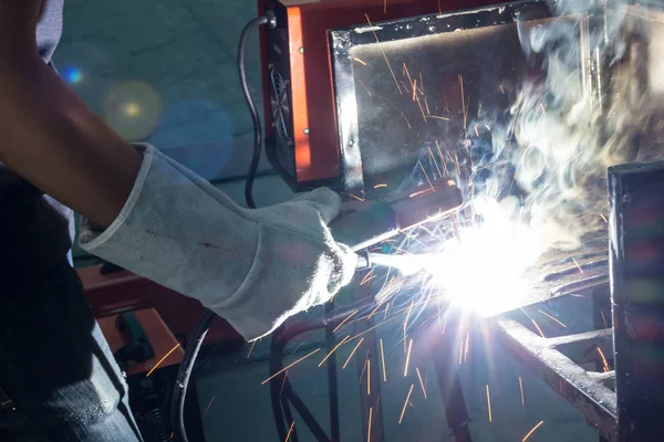 工人焊接金属 — 图库照片