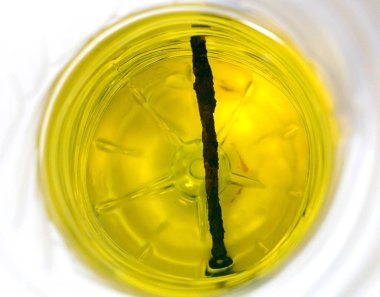 beyaz zemin üzerine eldeki parfüm şişesi