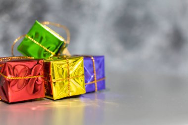 Hediye kutusu ve Baubles parlak arka plan ile karda 