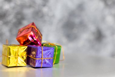 Hediye kutusu ve Baubles parlak arka plan ile karda 
