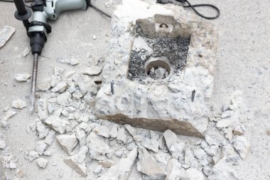  Aşırı Beton İnşaat işçisi kaldırır