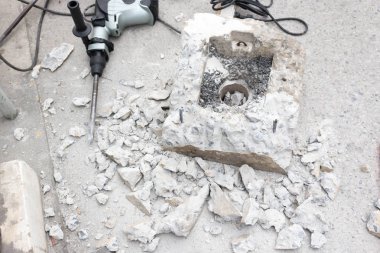  Aşırı Beton İnşaat işçisi kaldırır