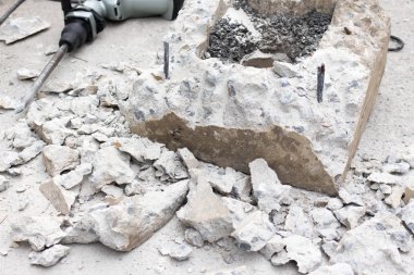  Aşırı Beton İnşaat işçisi kaldırır