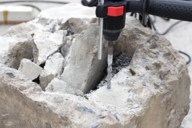  Aşırı Beton İnşaat işçisi kaldırır
