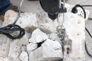 Aşırı Beton İnşaat işçisi kaldırır