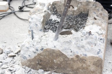 Aşırı Beton İnşaat işçisi kaldırır 