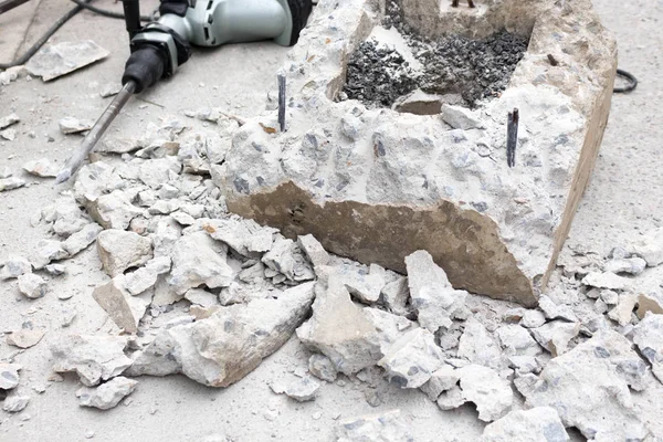  Aşırı Beton İnşaat işçisi kaldırır