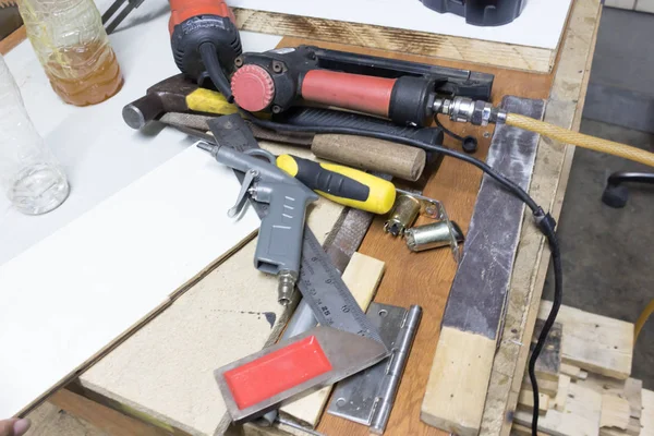 Hand gereedschap en deur hardware — Stockfoto