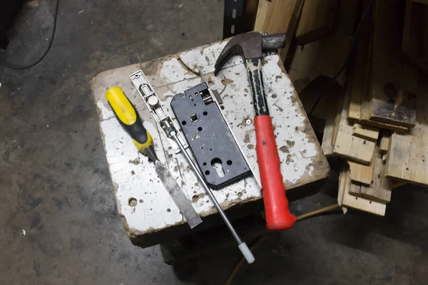 Ręczne narzędzia i drzwi sprzętu — Zdjęcie stockowe