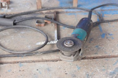 bir döner Açı Öğütücü ile metal testere ile kesme