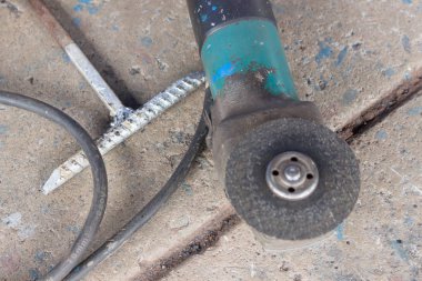 bir döner Açı Öğütücü ile metal testere ile kesme