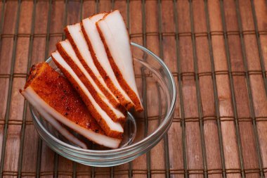 kahverengi bir arka plan üzerine bir tabak içinde baharatlar ile domuz yağı