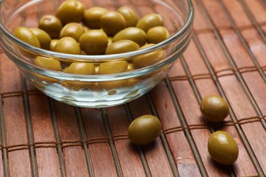 Zeytin kahverengi bir arka plan üzerine bir cam plaka