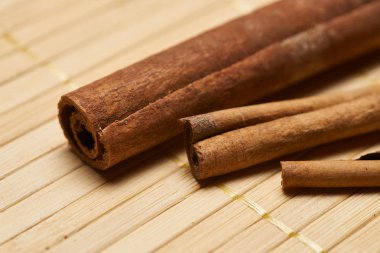 Bambu zemin üzerine tarçın