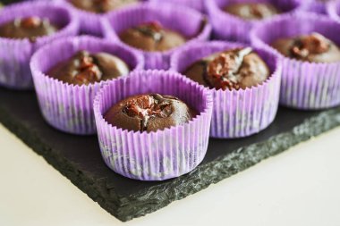 Lila sarmalayıcı pastada