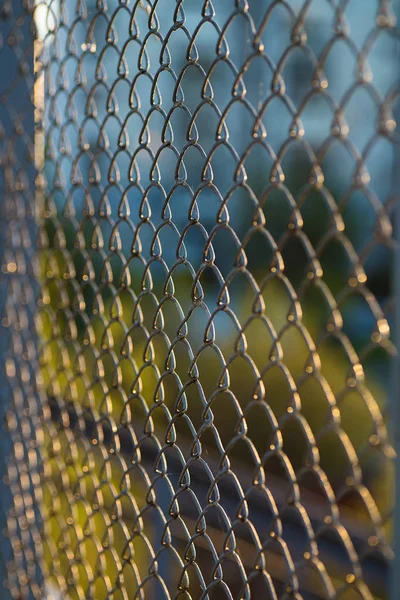 Mesh staket bakgrund — Stockfoto