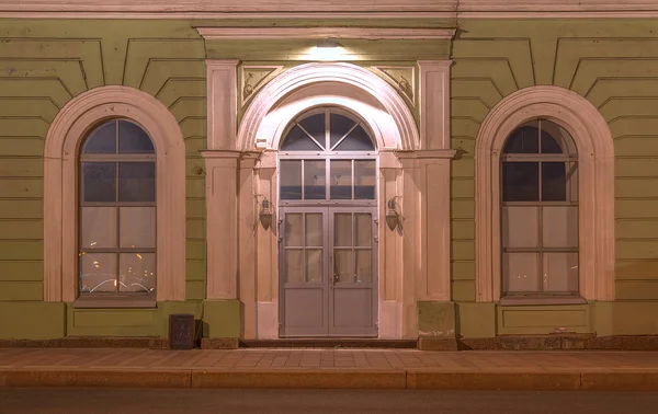 Okna i drzwi na noc elewacji budynku biurowego — Zdjęcie stockowe