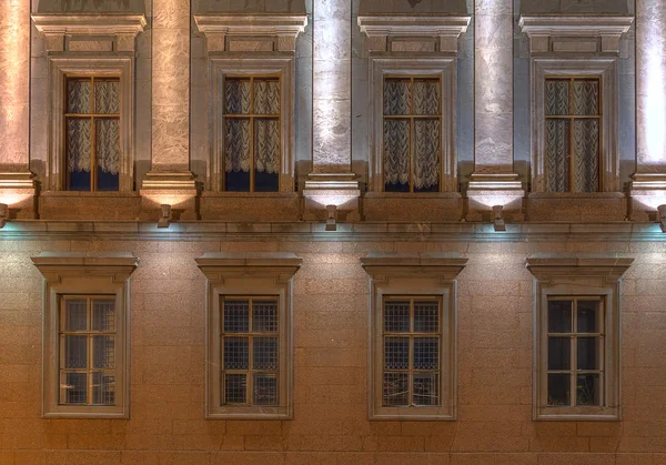 Windows na noc průčelí paláce mramor — Stock fotografie