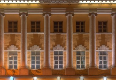 Windows ve sütunlar üzerinde gece cephe Naval Academy