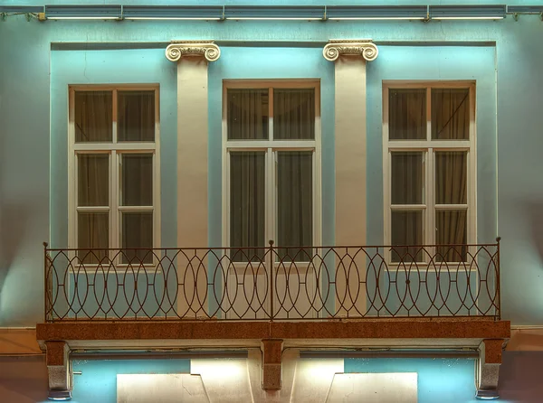 Pencere ve balkon gece cephe ofis binası