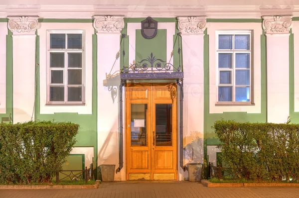 Janelas, porta na fachada noturna da Universidade Estadual de São Petersburgo — Fotografia de Stock