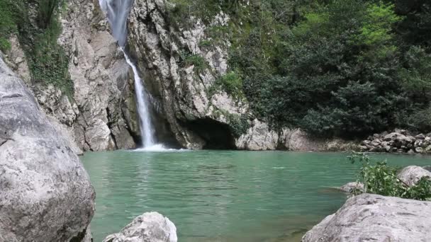 Wasserfall auf dem Aura-Fluss in Sotschi — Stockvideo