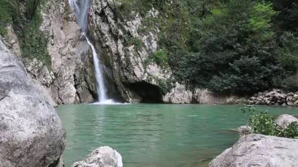 Καταρράκτης στις όχθες του ποταμού Agura σε Σότσι — Αρχείο Βίντεο