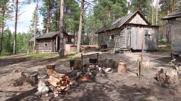 Tábortűz közelében kunyhó az erdőben — Stock videók