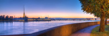 Şafakta Vasilyevsky Adası ve Neva Nehri tükürük