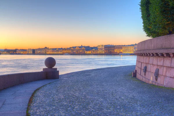 Escupir de la isla Vasilyevsky y el río Neva al amanecer — Foto de Stock