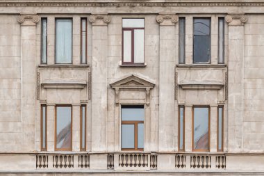 Apartman binası cephesinde arka arkaya pencereler