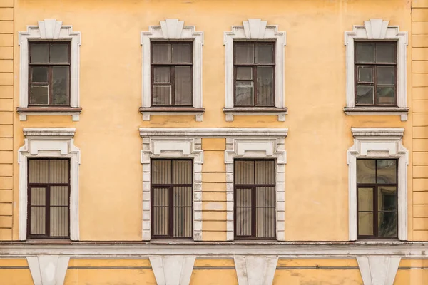 Ventanas en fila en la fachada del edificio de oficinas — Foto de Stock