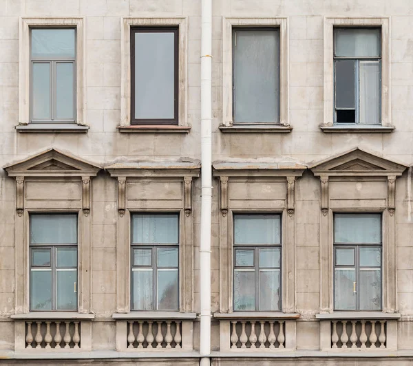 Windows in a row on facade of apartment building — Stock Photo, Image