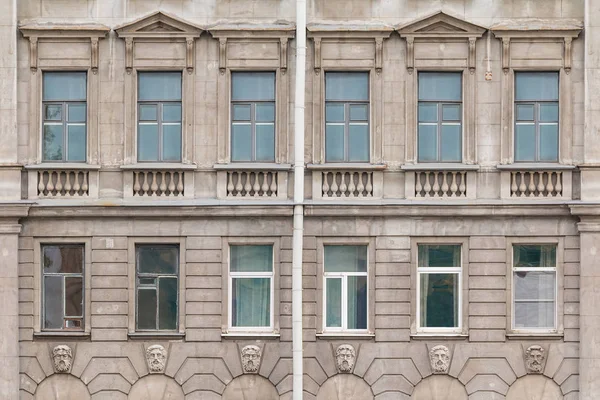 Apartman binası cephesinde arka arkaya pencereler