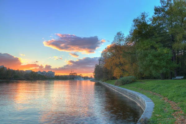 Embankment of Yelagin Island at sunset — Stock Photo, Image