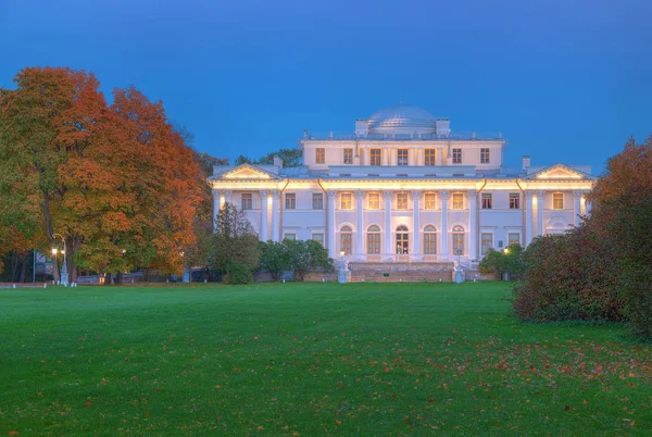 Yelagin Palace i höstnatt — Stockfoto