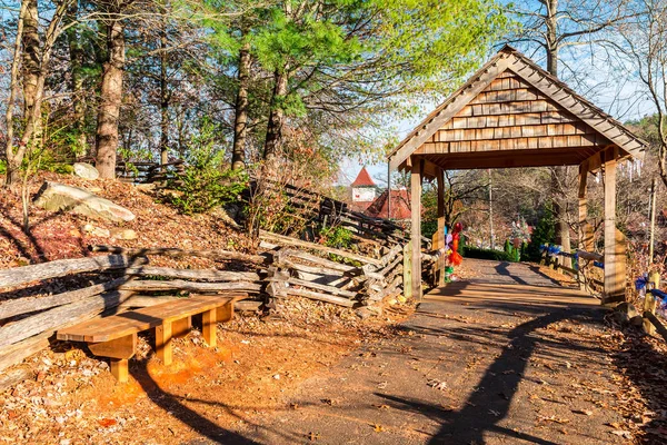 Bridge over creek and footpath, Helen, USA — Stock Photo, Image