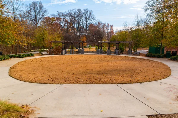 Oval gräsmatta och ledare Grove Arbor i Piedmont Park, Atlanta — Stockfoto