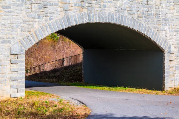 ピードモント公園の道および石の橋クローズ アップ、アトランタ、米国 — ストック写真