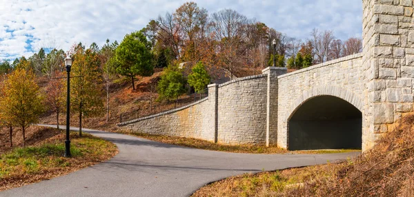 Piedmont Park Trail and stone bridge, Atlanta, Estados Unidos —  Fotos de Stock