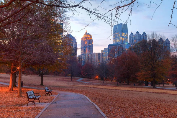 Λυκόφως Atlanta Midtown και Oak Hill στο πάρκο Piedmont, ΗΠΑ — Φωτογραφία Αρχείου